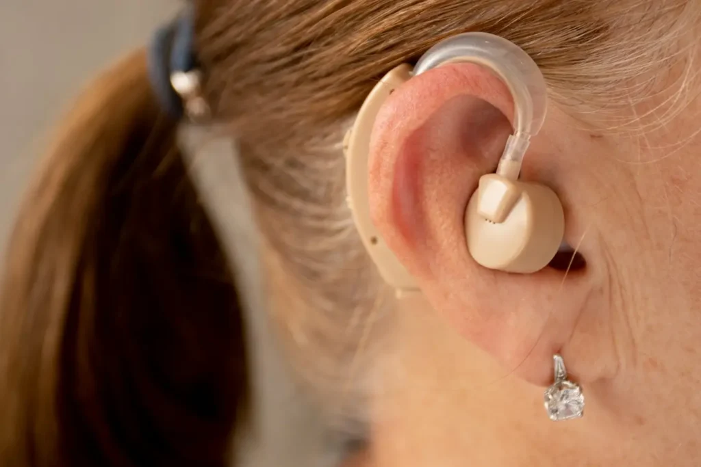 aparat słuchowy na uchu kobiety